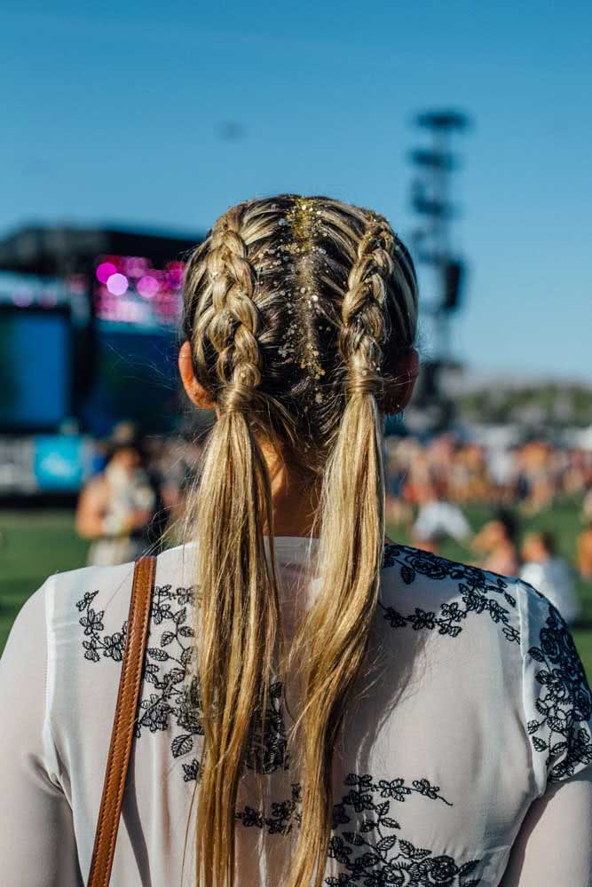 Trança boxeadora só até a nuca. O restante do cabelo você pode deixar solto