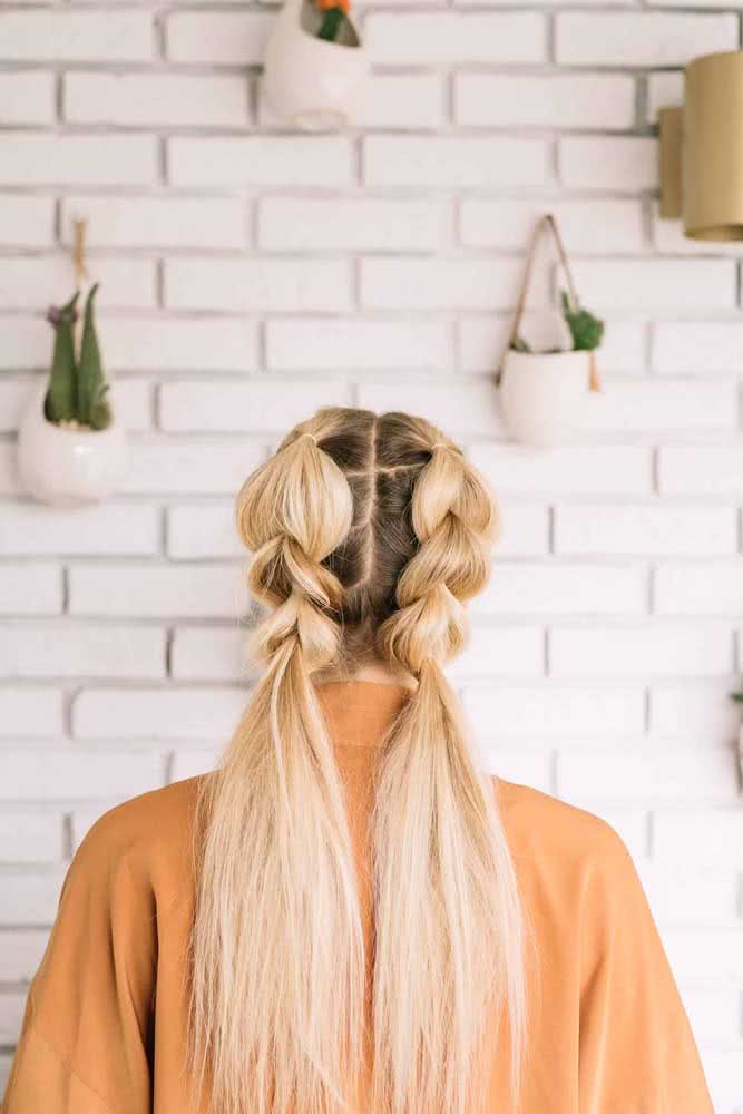 Duas tranças falsas paralelas na parte de trás do cabelo, com o restante do comprimento solto: um visual super jovem e muito fácil de fazer em casa nos dias que você quer sair do básico.