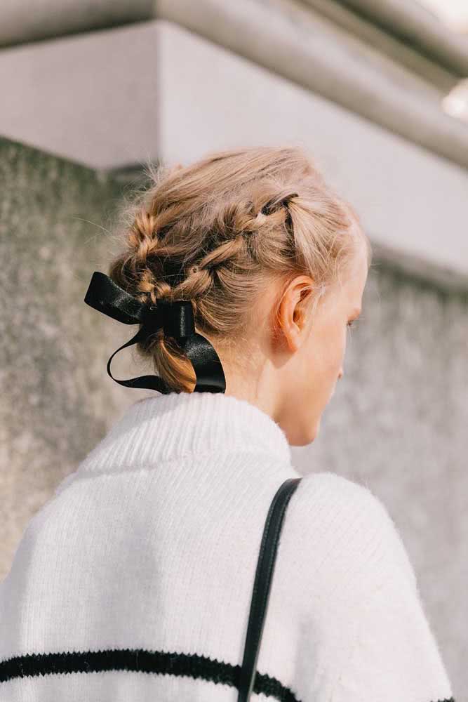 E que tal esse penteado com duas tranças corrente com as pontas unidas por um laço preto, em cabelo curto?