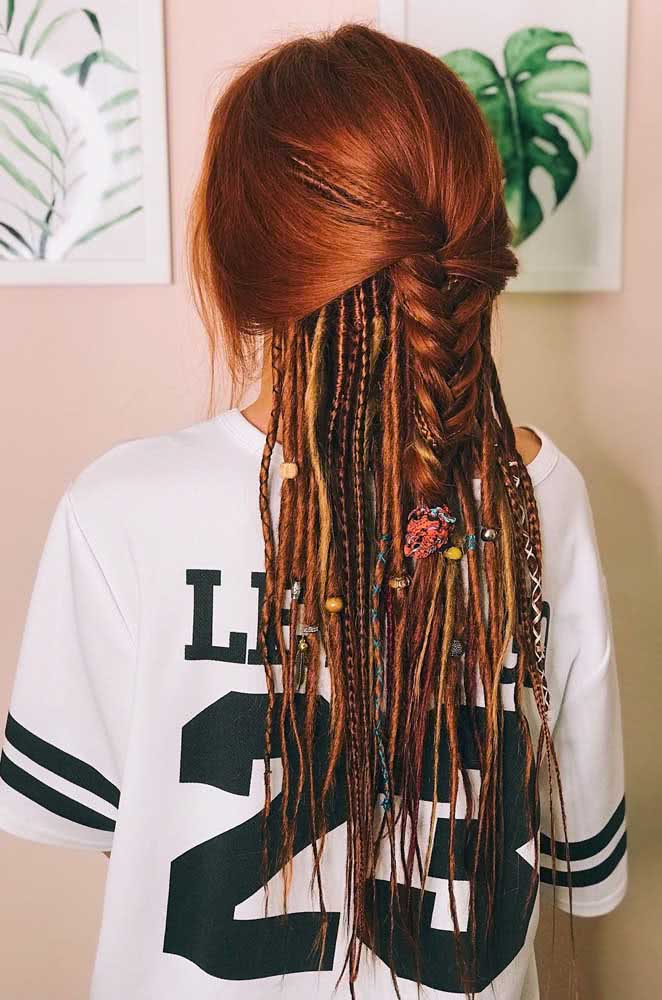 Textura é o que não falta nesse penteado cheio de atitude com a parte de baixo do cabelo com dread e tranças fininhas em algumas mechas e, na parte de cima com todos os fios entrelaçados em uma trança grossa e soltinha.