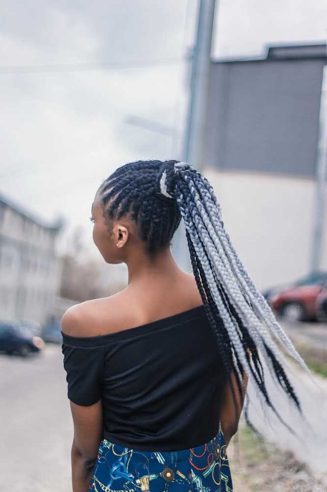 E por falar em penteado com trança em cabelo colorido, dá uma olhada nessas box braids presas em rabo de cavalo feitas com um degradê de azul.