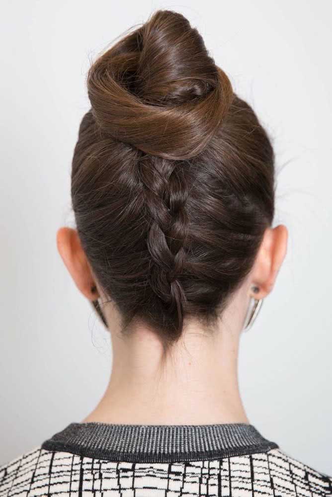 A trança embutida na nuca é um detalhe a mais nesse penteado com coque alto bem estruturado e cheio de elegância