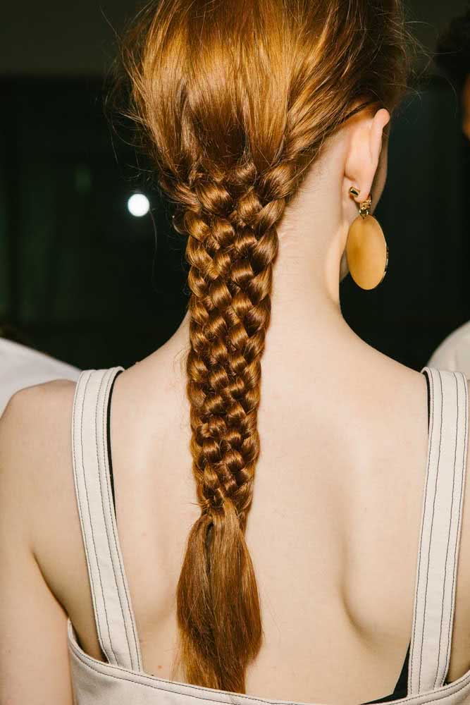 Textura também é a palavra chave para esse penteado que tem nada mais do que três tranças tradicionais entrelaçadas.