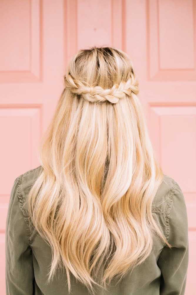 Em contrapartida, um penteado predominantemente solto decorado com duas tranças laterais que se encontram na parte de trás do cabelo. 