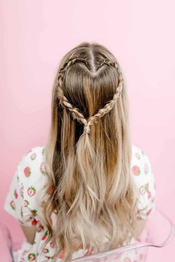 O amor está no ar e também na decoração desse penteado com duas tranças embutidas com o restante do cabelo solto.