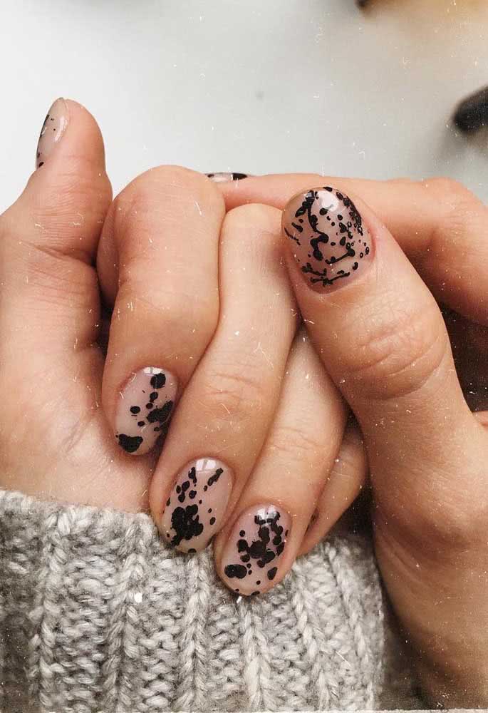 Deixe pequenas gotas do esmalte preto caírem nas sua unha e fazerem um padrão único nela, como nesta ideia aqui.