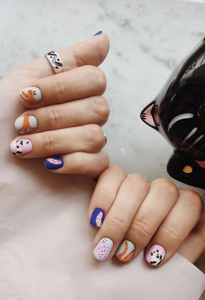 Esta ideia de unhas curtas decoradas coloridas é especial para as gateiras!