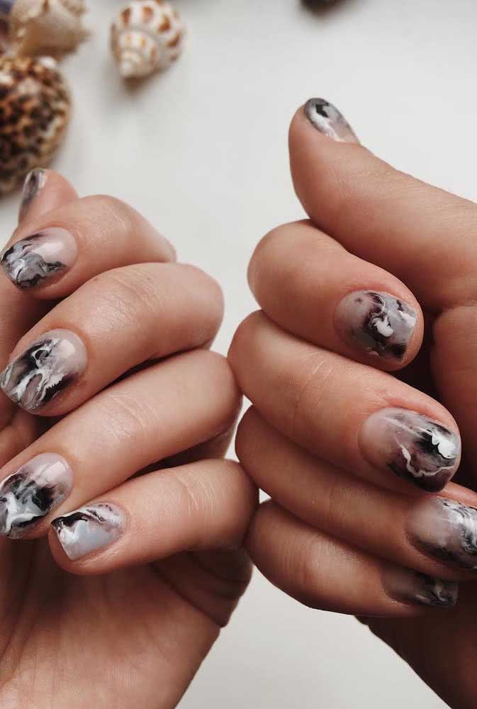 E por falar em half nails, confira esse efeito marmorizado incrível feito com esmalte preto, cinza e branco.