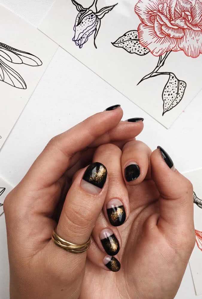 Você também pode optar por fazer um contraste entre o esmalte preto com o tom natural da sua unha (e inserir uns toques de dourado, por que não?) 