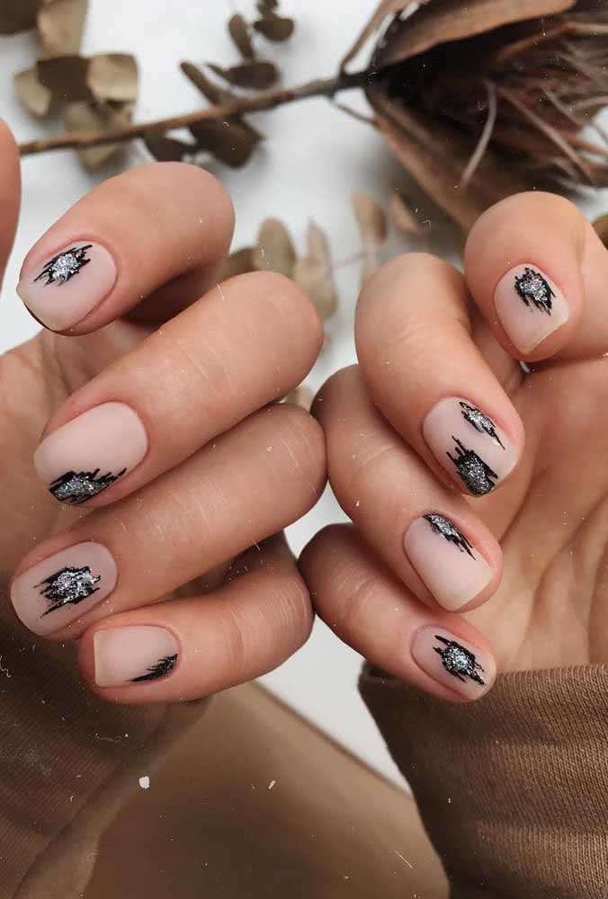 Unhas simples, mas bem produzidas para o ano novo