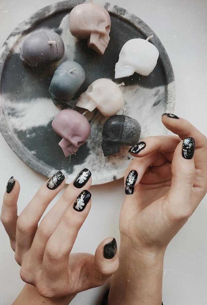 As unhas pretas garantem um toque mais glamoroso para a festa de fim de ano, especialmente quando combinada a tons metálicos