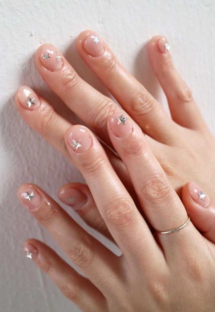 Estrelinhas e esmalte nude para resolver as unhas de ano novo com simplicidade