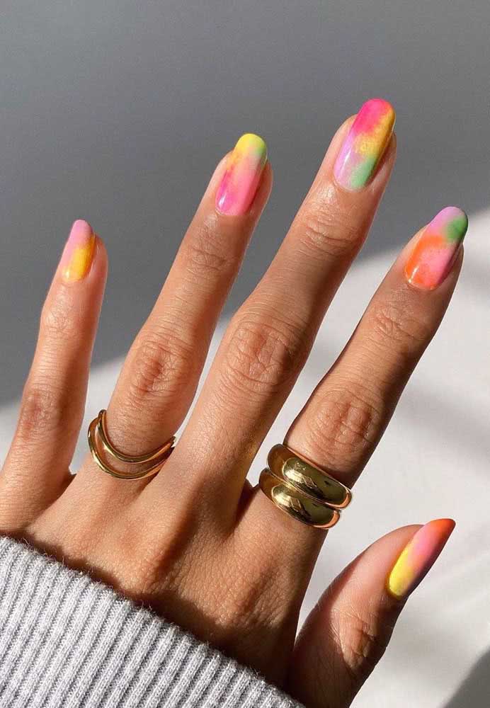 Que tal um tie dye nas unhas de ano novo?