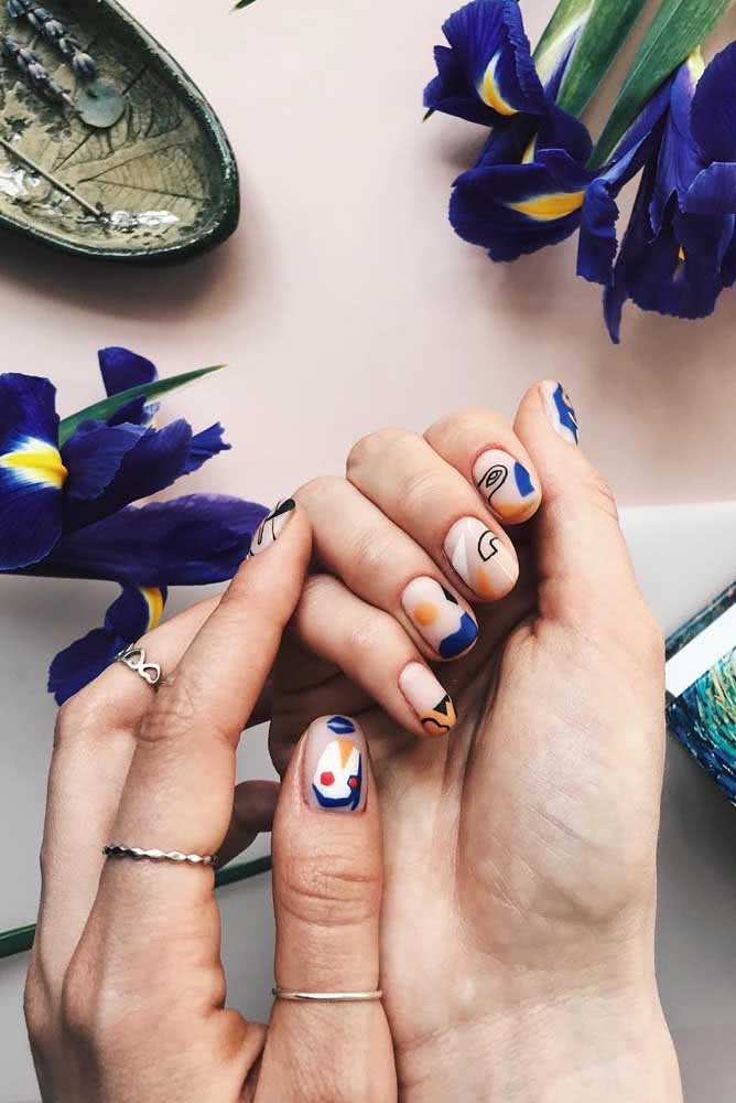 Unhas decoradas para o ano novo em tons de azul, marrom e branco