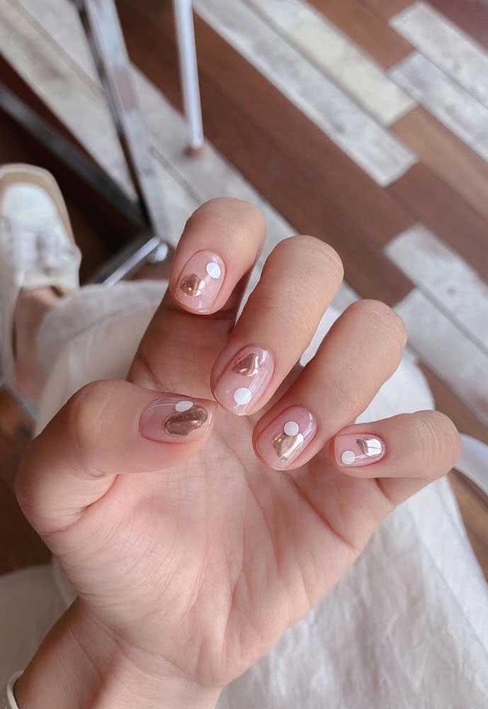 Unhas nudes decoradas para o ano novo