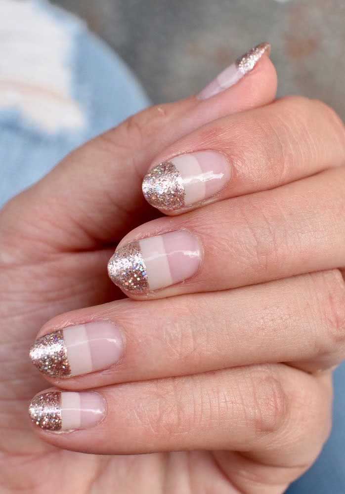 Listras horizontais em bege e glitter rose gold fazem essa unha de noiva elegante e super festiva. 