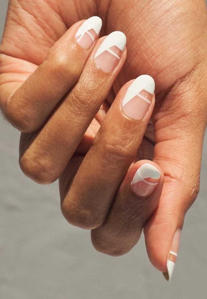 Trabalhando com linhas retas, essa unha de noiva aposta na simplicidade e elegância do branco na ponta das unhas enquanto mantém o restante da superfície no seu tom natural.