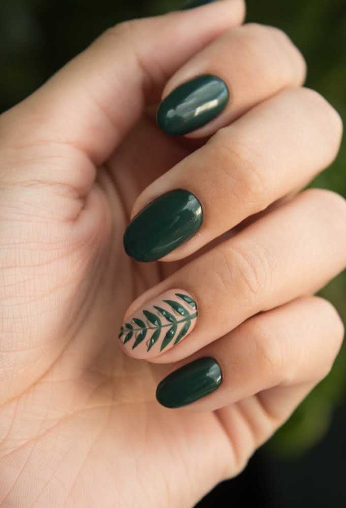 Unhas verdes e filha única com desenho de folha para trazer a natureza para a composição do seu visual de noiva. 