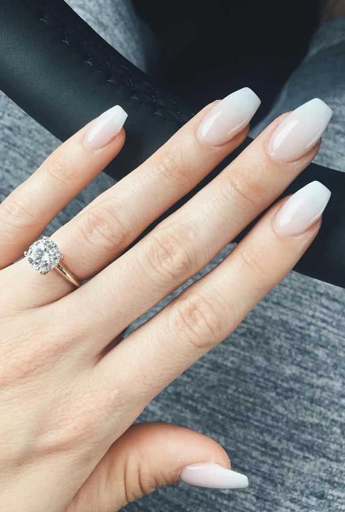 Unhas de noiva longas e quadradas com pintura clássica em branco.