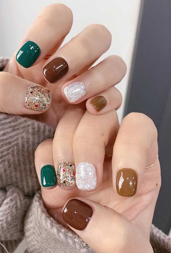 Outra ideia para unhas curtas e cheias de personalidade é apostar em esmaltes com bastante glitter.