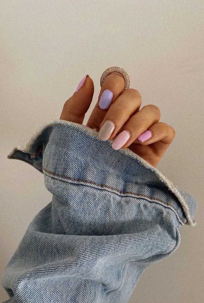 Outra paleta queridinha de quem já aderiu às unhas multicoloridas é a pastel, especialmente nos tons de azul, rosa e bege. 