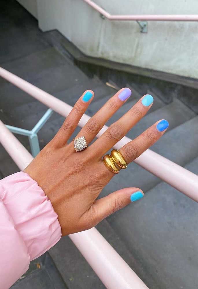 Unhas multicoloridas azul para quem é apaixonada por esta cor primária.