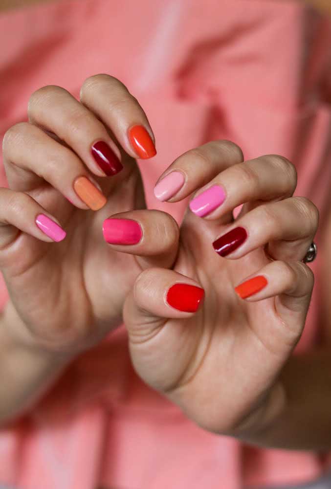 Só tons quentes e vibrantes nestas unhas multicoloridas com vermelho, rosa e laranja.