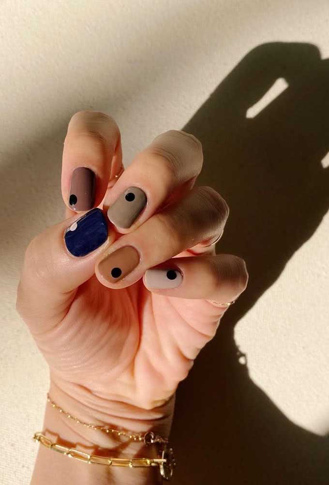 Uma bolinha preta ou branca é outro detalhe a mais na composição destas unhas multicoloridas.