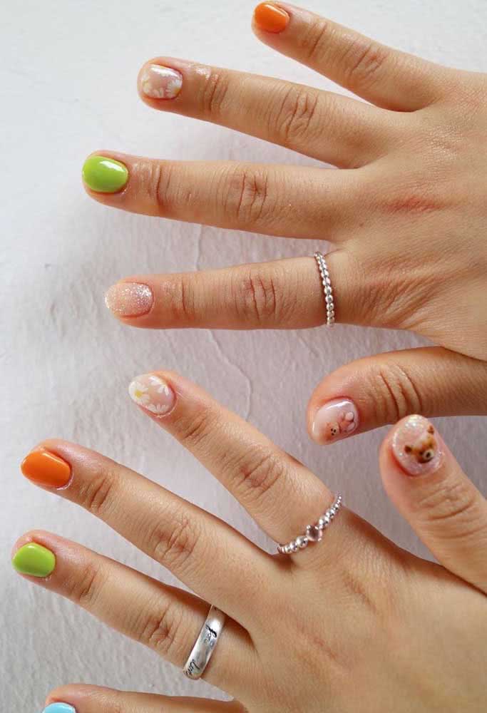 Laranja e verde limão trazem ainda mais diversão para esta composição com glitter, flores e até um adesivo de ursinho.