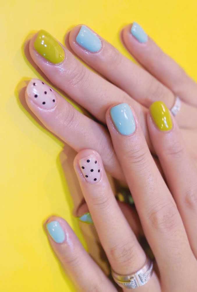 O verde limão e o padrão poá, as famosas bolinhas pretas no fundo branco trazem o multicolor para estas unhas azuis.