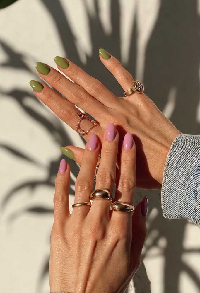 Chega de ficar em dúvida entre dois esmaltes na hora de pintar as unhas: experimente usar um em cada mão! 