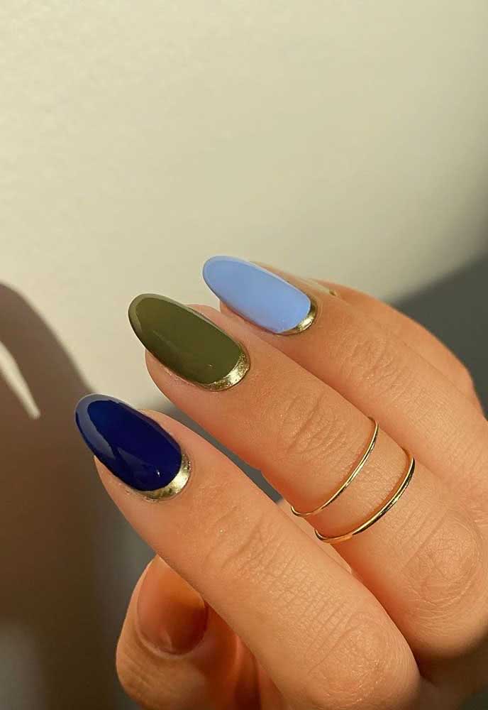 Mais uma ideia para inovar nas unhas multicoloridas: adicione um contorno dourado nas bordas internas.