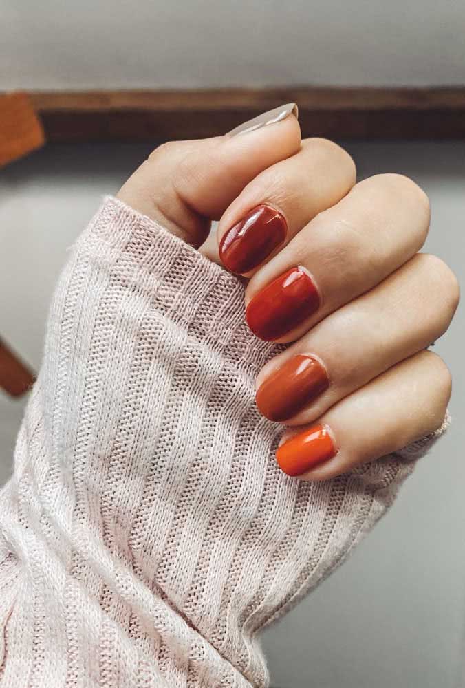 Outra ideia perfeita para trazer o clima do outono para o seu visual: degradê do bordô até o laranja em cada unha (e um toque de cinza no polegar).
