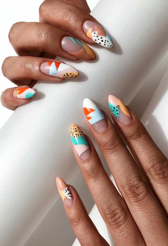 Geometria e animal print em meio a cores variadas. Essas unhas para o carnaval são um show a parte