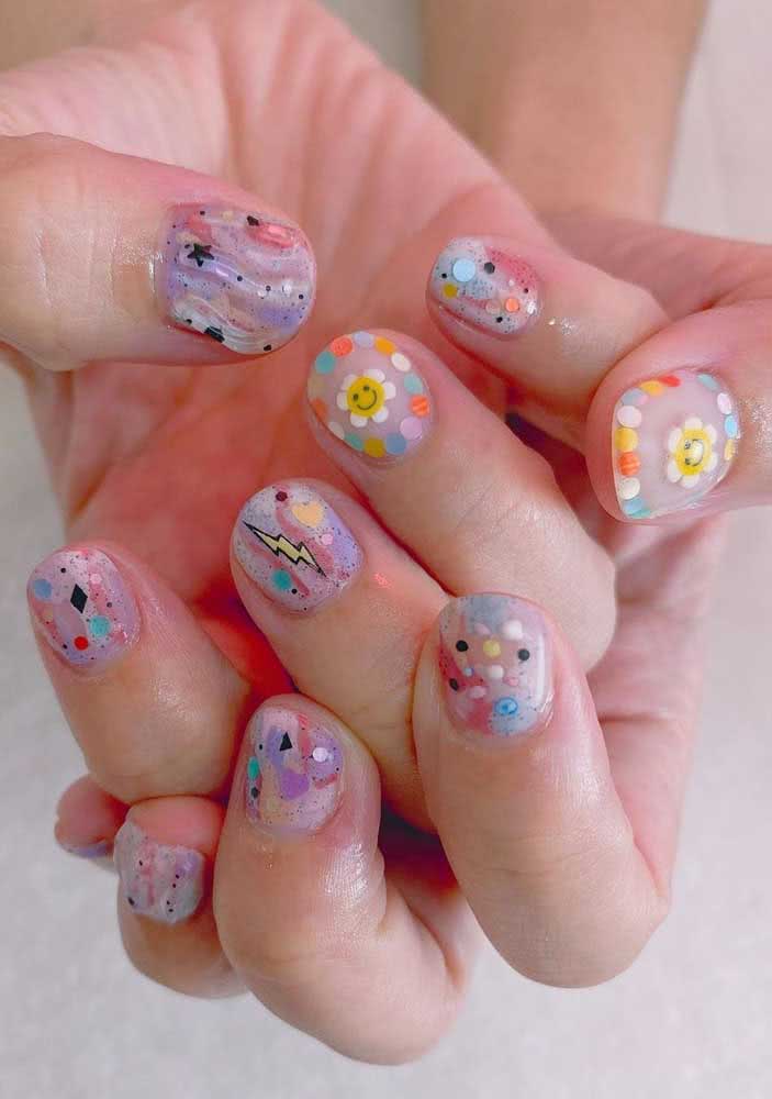 No carnaval vale um pouco de tudo: glitter, estrelinhas e adesivos para unhas