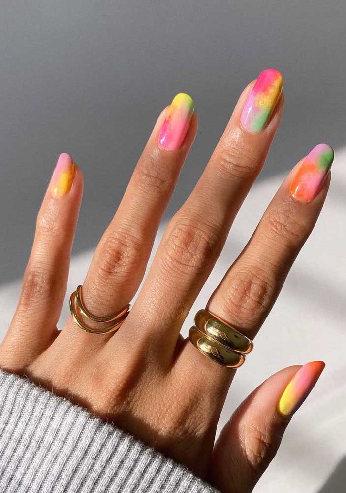 Uma nuvem de cores nas unhas