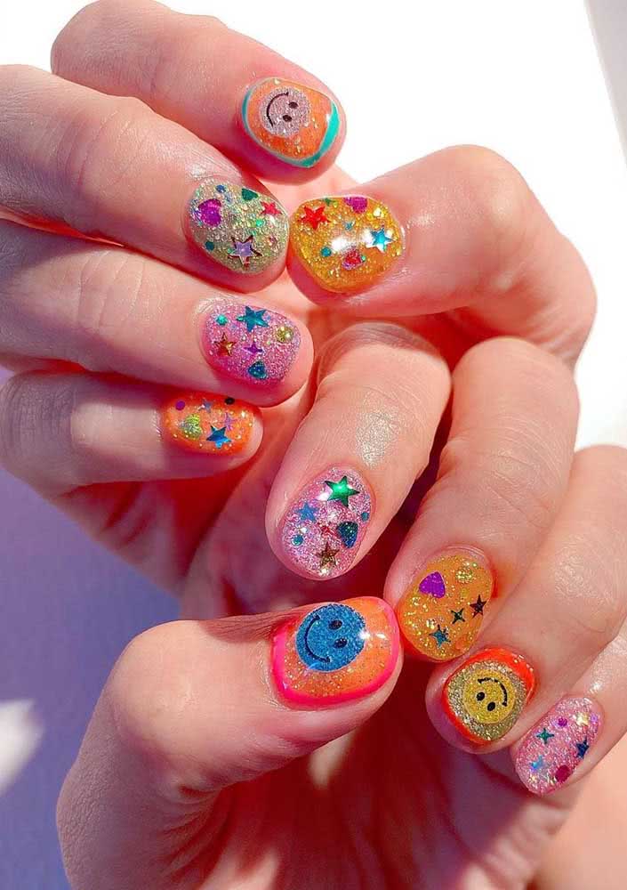 Unhas coloridas e com gel para o carnaval. A imaginação é o limite por aqui