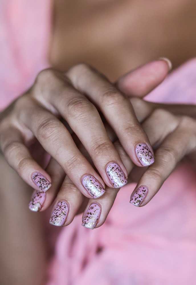 Unhas cor de rosa com glitter para um carnaval romântico 