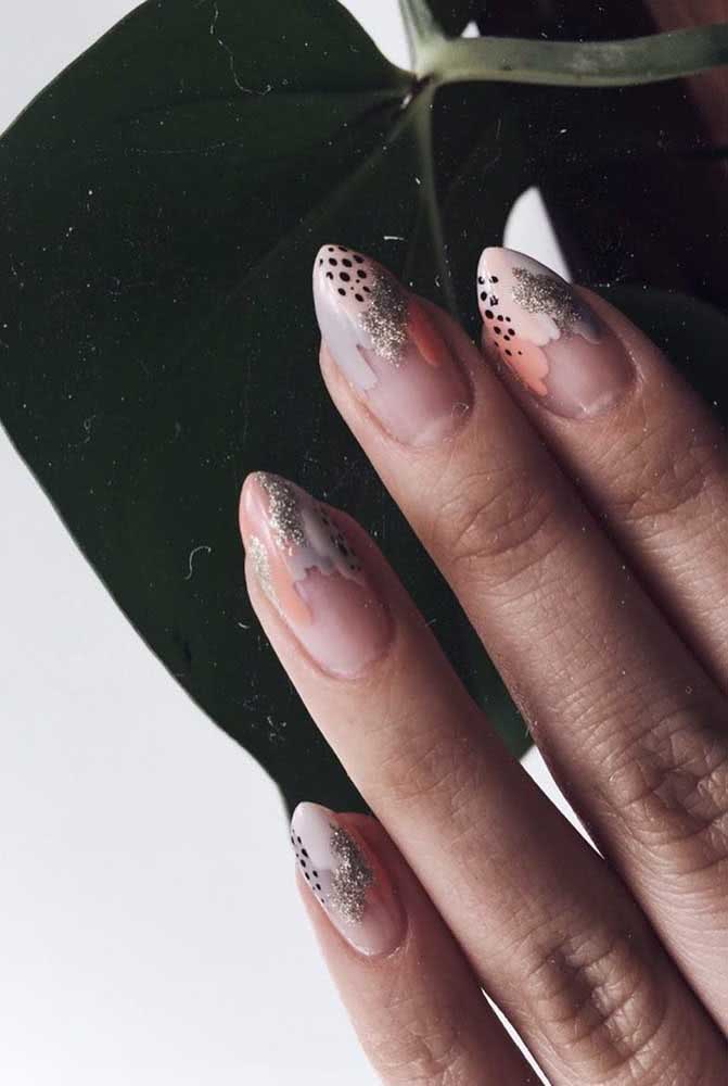 Já aqui, as unhas para carnaval ganham estampa de animal print apenas nas pontinhas