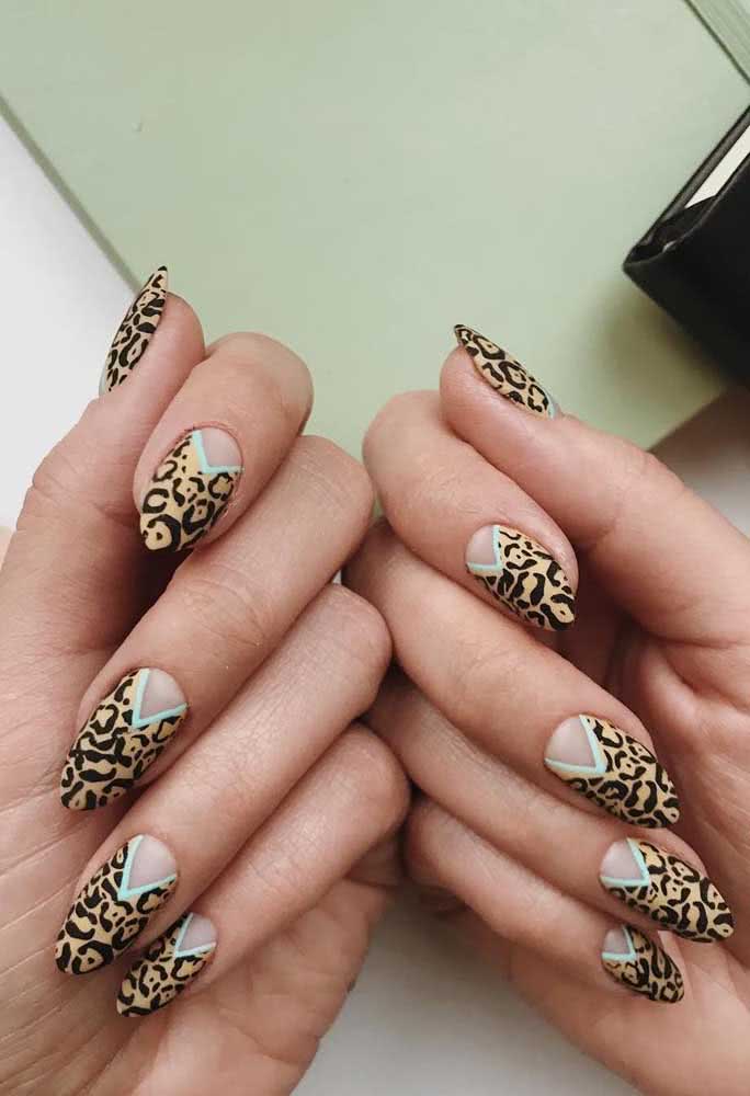 Unhas decoradas para o carnaval com desenho de oncinha