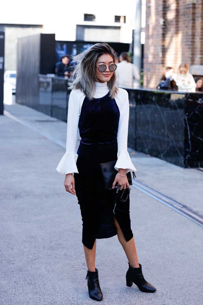 Vestido de veludo preto de alcinha com blusa branca de manga longa e bota preta de cano baixo fazem um look tumblr super charmoso para os dias amenos.