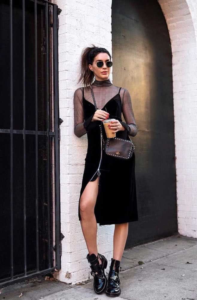 Para curtir a noite ou um dia de festa com um look all black incrível, experimente um vestido com bota cut out como este. 