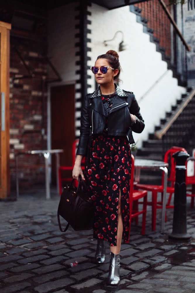 A combinação de vestido midi floral com jaqueta de couro é sempre certeira, não importa qual modelo escolhido. E fica ainda mais estiloso com uma bota prateada como a deste look.