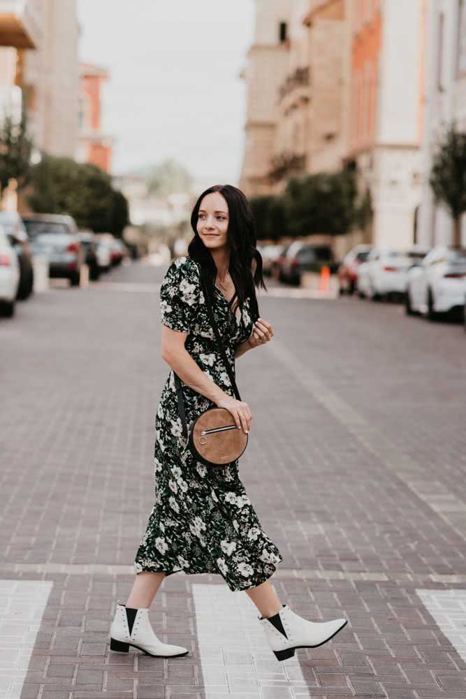 Além dos modelos em preto, as botas chelsea brancas também fazem combinações incríveis, como neste exemplo com vestido midi floral.