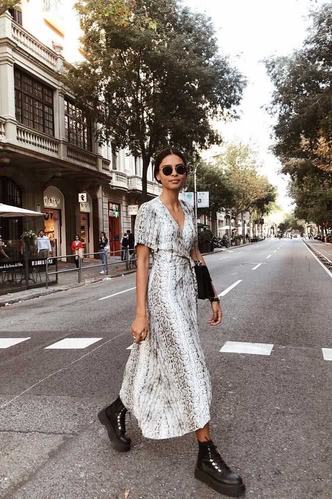 E que tal um look preto e branco como este com vestido animal print e bota tratorada para curtir um dia tranquilo?