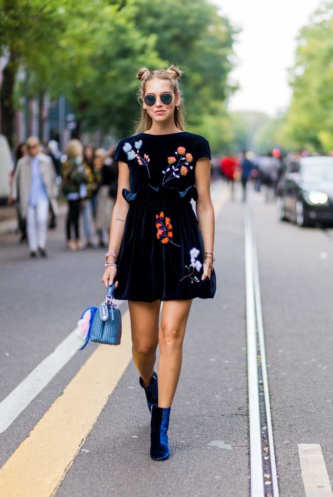 Já pensou em combinar vestido com bota no mesmo tecido? Então confira esse look encantador, todo em veludo azul. 