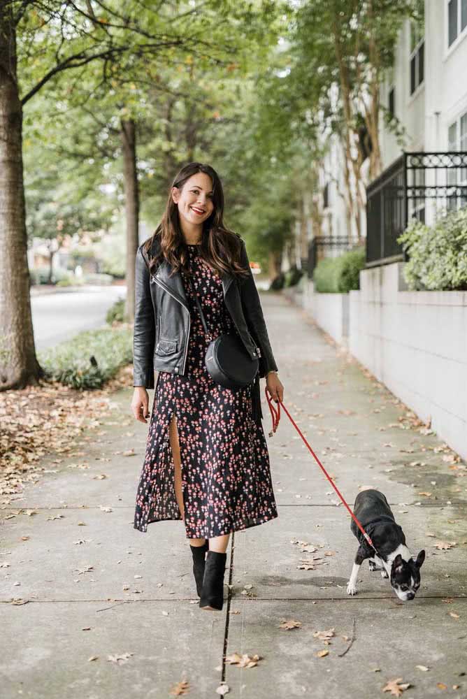 Para curtir um dia tranquilo, um look com vestido midi floral super leve, contrastando com a jaqueta de couro e bota preta.