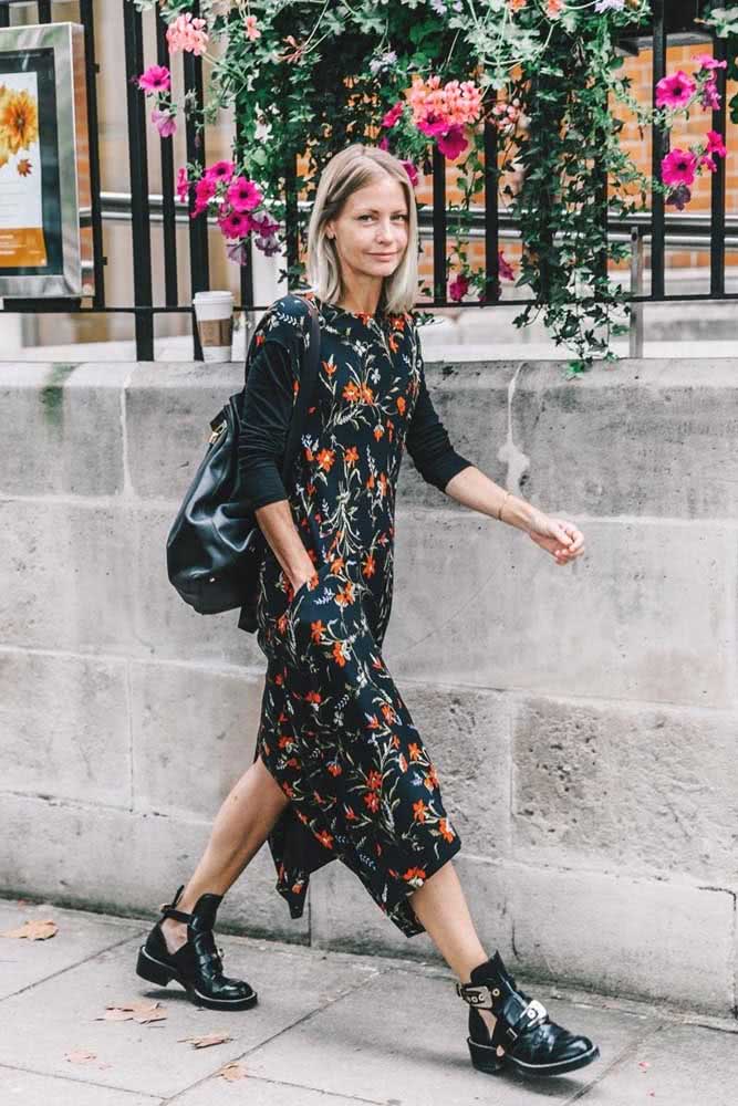 Bota cut out e vestido midi com fenda formam um look prático, confortável e lindo.