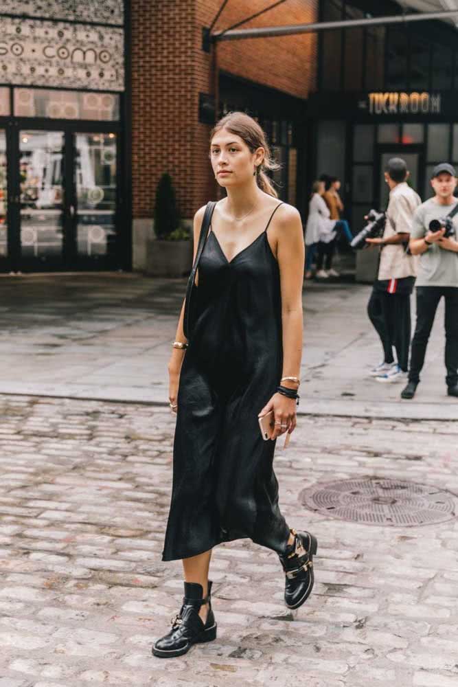 Fresquinho, cheia de atitude e de movimento, um look all black com sleep dress midi e bota cut out.