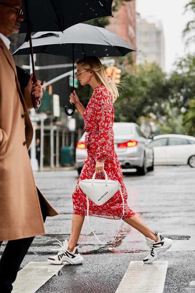 Vestido midi floral com tênis dad sneakers: um look cheio de estilo e conforto para os dias corridos de trabalho.